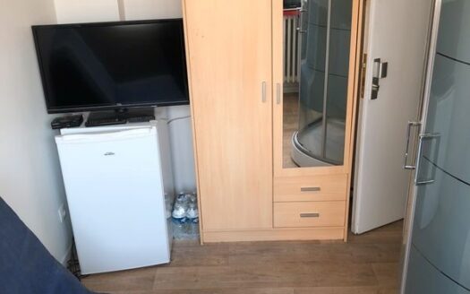 Chambre 26 rue de la mesange 9m2 calme tram propre avec douche privee et coin cuisine