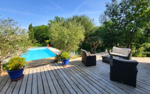 Maison de plain pied – 4 chambres – Jardin 1229 m² – Piscine