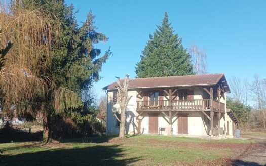 Maison 5 chambres sur 2300m2 à Barbazan débat