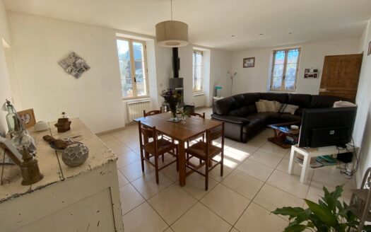 Maison en pierre de 175 m² avec dépendances, 4 chambres