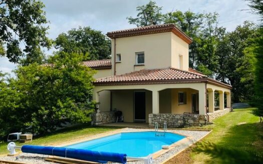 Maison 4 chambres 180 m2 terrain 3700 m2 piscine