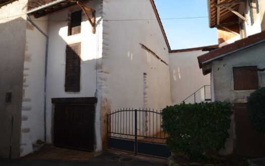 Maison de bourg avec petite cour et garage