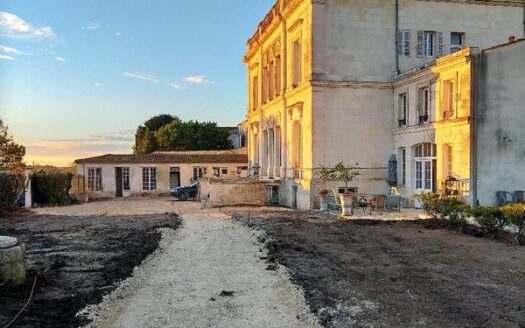 Ancien château à vendre 1/2h La Rochelle