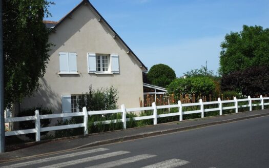 Maison traditionnelle d’angle sur les hauts de Saint Avertin à 15 minutes de la gare TGV