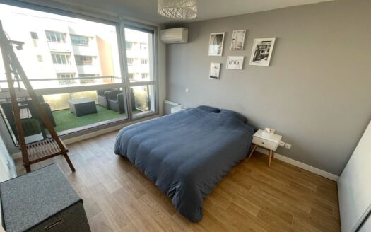 Vente Appartement T3 70 m² traversant avec 2 balcons + place de parking en sous-sol Bordeaux Chartrons