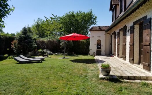 Maison briarde avec poutres et pierres apparentes, exposée plein sud sans vis-à-vis (7 pièces, 4 chambres – 156m2)