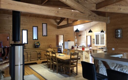 A saisir véritable coup de coup de coeur pour ce magnifique chalet dans un parc arboré de 3300m2