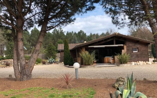 A saisir véritable coup de coup de coeur pour ce magnifique chalet dans un parc arboré de 3300m2