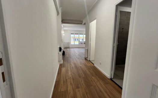 Appartement complètement rénové type F3 de 67m2 Antibes centre