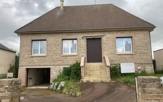 Grande maison centre de Retiers à 25mn de la rocade de Rennes