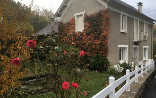 Maison de charme en Corrèze tennis et ruisseau