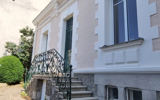 Maison de caractère avec jardin et garage centre bourg