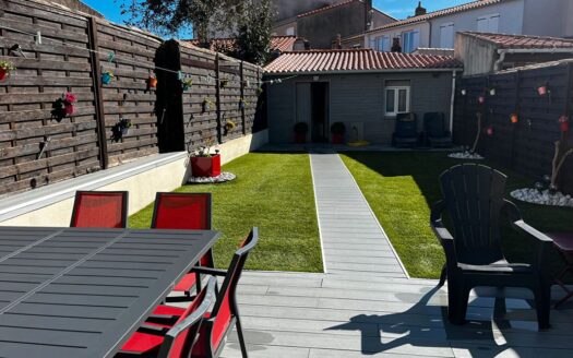 Charmante maison de ville avec jardin à deux pas de la plage aux Sables-d’Olonne quartier prisé