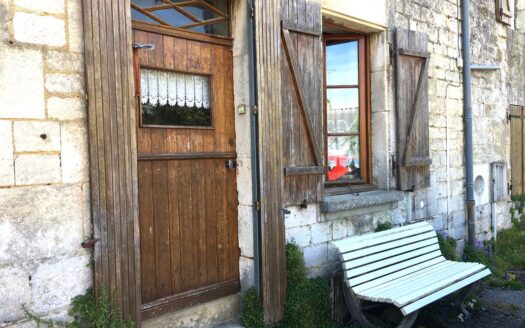 Maison de village en pierres à Thin le Moutier