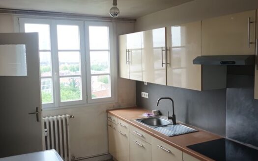 Appartement T4, traversant, 80m2, dernier étage avec vue dégagée et parking fermé