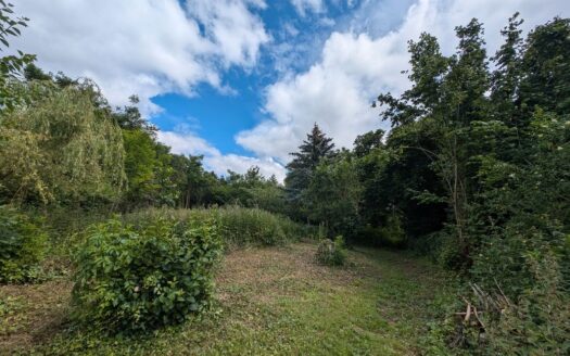 Maison individuelle de plain-pied 100 m² à rénover sur une grande parcelle de 2860 m² à Dourges