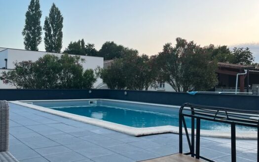 Grande Maison Familiale de 218m2 avec Piscine et Jardin Spacieux