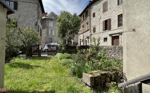 Ensemble Immobilier Cœur du Centre-ville Historique d’Ussel avec fort potentiel