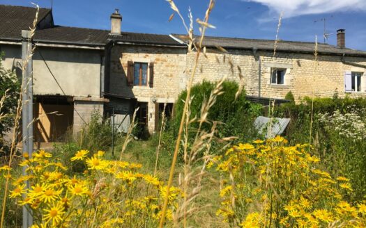 Maison de village en pierres à Thin le Moutier