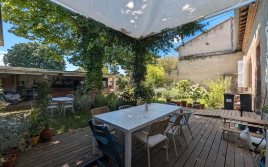 Maison rénovée avec jardin et extension, au cœur du Lherm