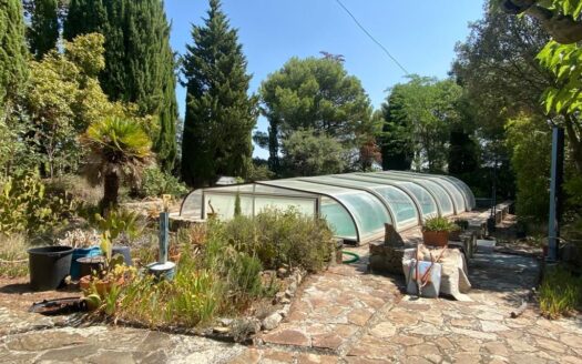 Grande maison de village – 9 pièces avec magnifiques vues, jardin, piscine et possibilités d’am