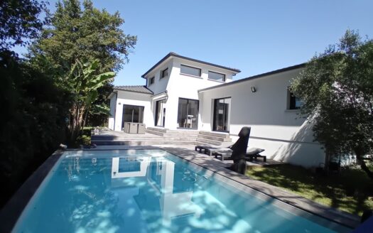 MAISON CONTEMPORAINE DE PLAIN-PIED AVEC PISCINE À CAMBLANES-ET-MEYNAC