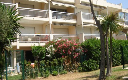 Vends à ANTIBES STUDIO DANS RESIDENCE AVEC PISCINE