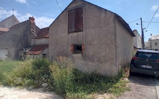 Maisonnette à rénover entièrement 60m2 avec jardin et parking