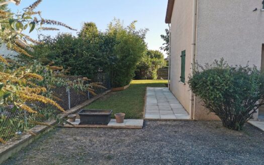 À Belleville-en-Beaujolais, maison mitoyenne 4 pièces 80m2 sur terrain de 325m2 clos et arboré