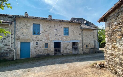 Maison ancienne avec gros œuvre terminé à Tournhac (Sonnac, 12700)