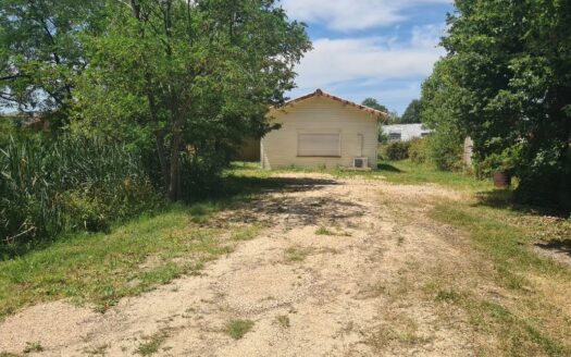 Maison sur grand terrain arboré, idéal couple et retraite paisible.