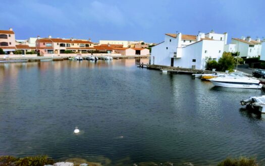 Studio Cabine Rénové avec Vue et Accès Direct à la Marina et Plage