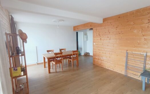 Appartement T5 soigneusement rénové, cuisine équipée, 4 chambres, 2 salles d’eau, balcon, cave,