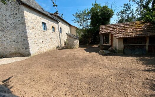 Maison ancienne avec gros œuvre terminé à Tournhac (Sonnac, 12700)