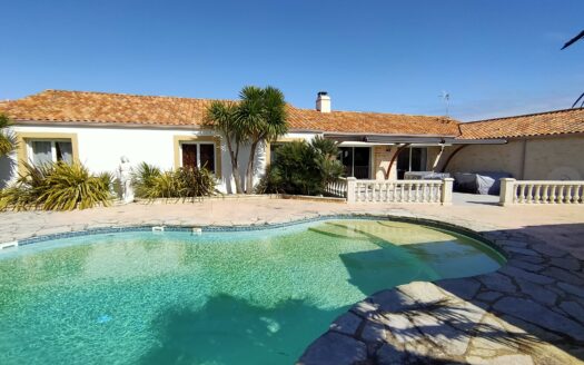 PROCHE PLAGE ET TOUTES COMMODITES, VASTE VILLA DE PLAIN-PIED +PISCINE ET GITE