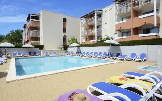 T2 rochelongue piscine terrasse parking clim