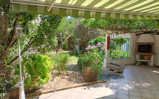 MAISON de ville avec JARDIN et SOUS-SOL