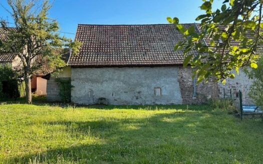 Maison avec dépendances sur 7,86 ares