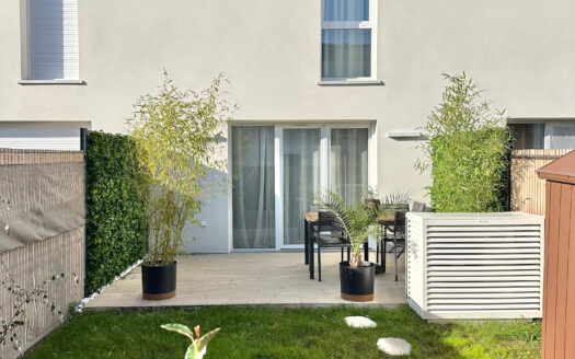 Maison neuve, clé en main, avec climatisation gainable reversible, jardin et borne de recharge