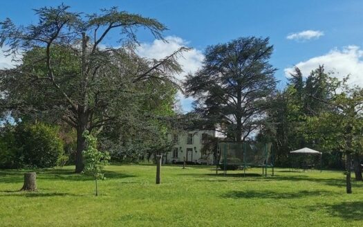 Manoir Second Empire avec parc arboré et piscine proche de RIOM (Puy De Dome)