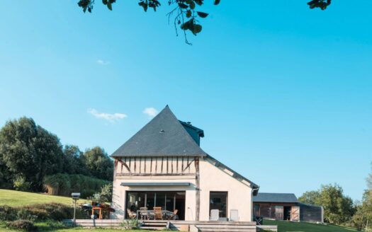 Pressoir normand rénové, charme de l’ancien avec éléments de modernité. Calme absolu