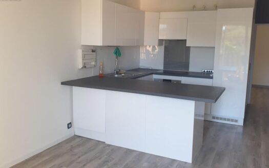 Appartement 2 pièces 42 m2 avec jardinet à BAR-SUR-LOUP