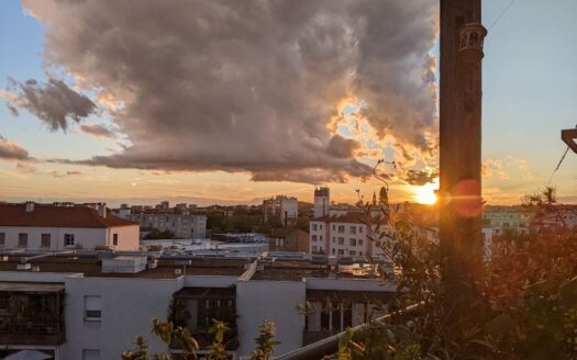 Appartement 2 pièces dernier étage lumineux avec vue dégagée