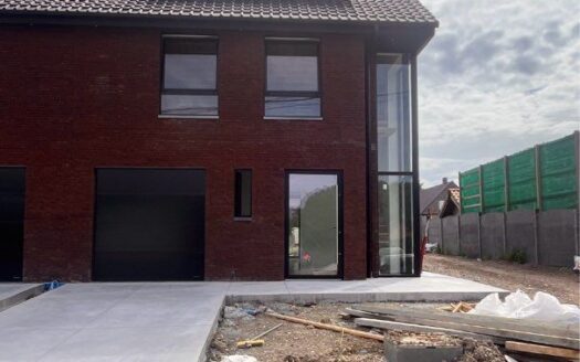 Villa trois façades Neuve, avec Garage et Jardin frontière belge