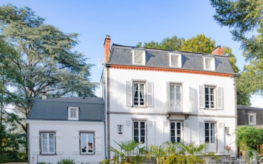 Manoir Second Empire avec parc arboré et piscine proche de RIOM (Puy De Dome)