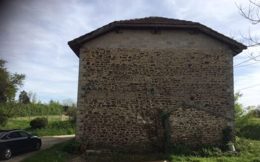 Joli CORPS DE FERME en Chalosse ( Landes ), à entièrement restaurer , avec MAISON + 2 GRANGES s