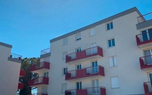 Studio avec terrasse, cave et une place de parking