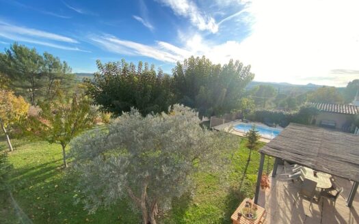 Villa traditionnelle des années 80 et dépendance en pied de colline avec vue dominante, au calm