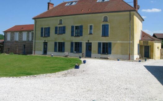 Bâtiment professionnel 1081 m2 + bureaux + maison 450 m2 sur 3 hectares