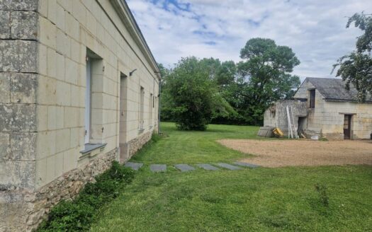 Longère en tuffeau rénovée sur terrain paysagé de 6180m², sans vis-à-vis